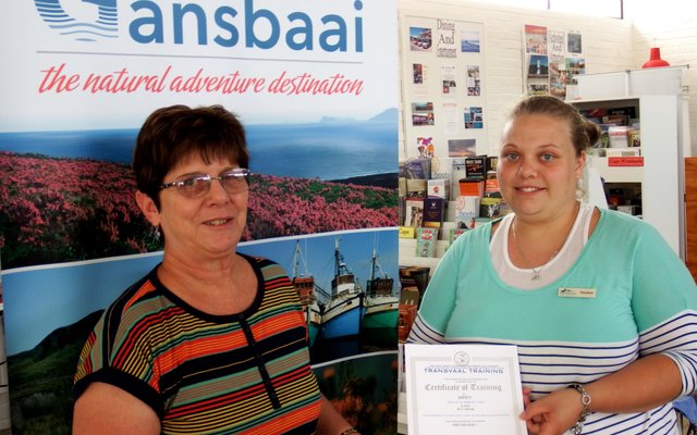  Links oorhandig Glenda Kitley die Noodhulpsertifikaat aan Doulene Els